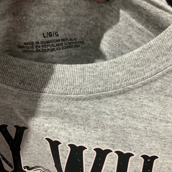 NWOT Women’s Gray Short Sleeve T-Shirt Size Large Stay Wild - Picture 4 of 6